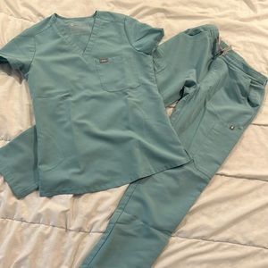 Figs women XXS sea glass top and XS petite pants